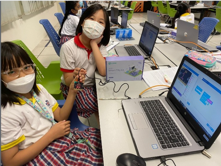 Students using the SMART City kit in a computer lab